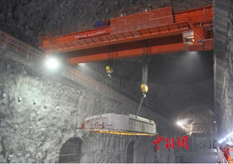 烏東德水電站首節(jié)肘管吊裝一